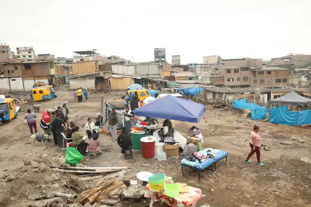  Incendio en Pamplona Alta deja familias sin hogar. Foto: composición LR    