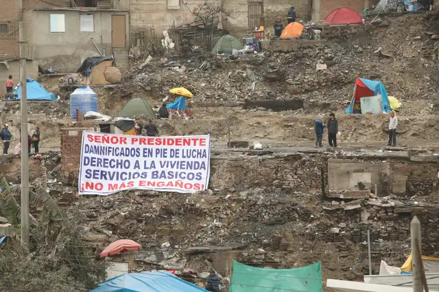  Incendio en Pamplona Alta deja familias sin hogar. Foto: composición LR    
