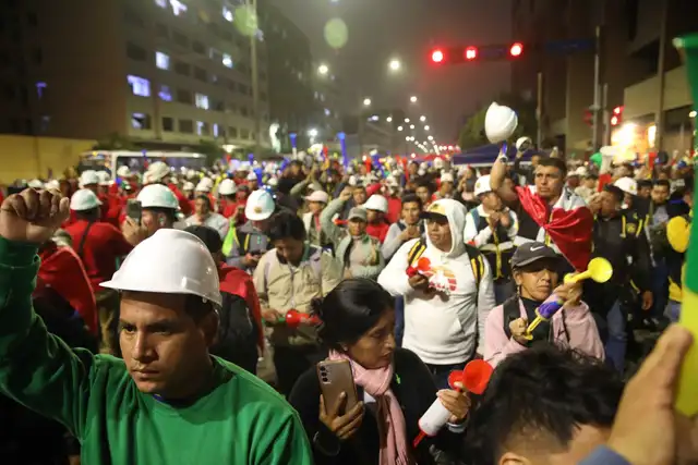 Miembros de la Confemin se mantienen frente al Congreso para exigir al Congreso una nueva ampliación del Reinfo. Foto: Carlos Félix Miembros de la Confemin se mantienen frente al Congreso para exigir al Congreso una nueva ampliación del Reinfo. Foto: Carlos Félix