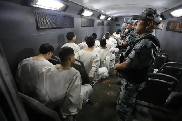 Trasladan a 45 presos más peligrosos del país.   