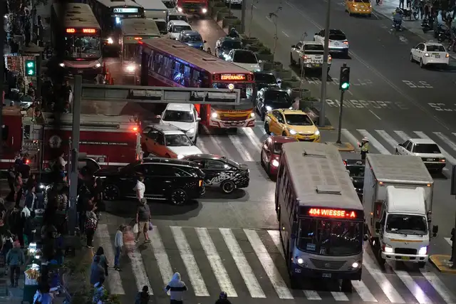 La av. Abancay en hora punta luce congestionada y con desorden. Según los expertos, esto causa estrés en los limeños.   