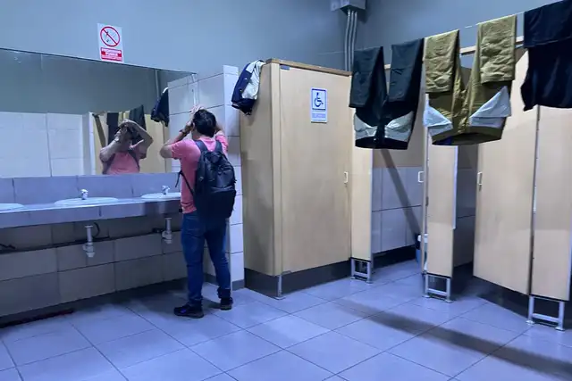 Baños públicos de la Municipalidad de Lima son usados como tendederos. Foto: John Reyes.   