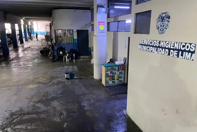 Servicios higiénicos de la Municipalidad de Lima bajo la alameda Chabuca Granda. Foto: John Reyes   