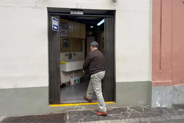 Baños públicos en el Centro Histórico de Lima no son gratuitos. Foto: John Reyes   
