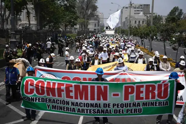 A la par que la Comisión de Energía y Minas discutía la ampliación del Reinfo, cientos de mineros se movilizaban. Foto: John Reyes/LR   