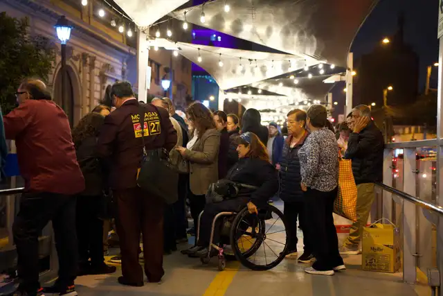 Usuarios realizan largas colas y esperas de hasta 30 minutos en el Metropolitano. Foto: Jhon Reyes Usuarios realizan largas colas y esperas de hasta 30 minutos en el Metropolitano. Foto: Jhon Reyes