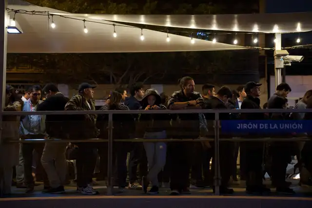 Largas colas en estacion Jirón de La Union. Foto: Jhon Reyes Largas colas en estacion Jirón de La Union. Foto: Jhon Reyes