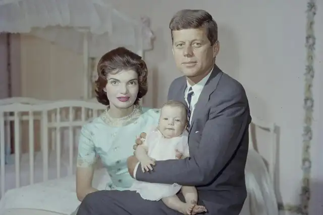 John F. Kennedy, su esposa Jacqueline Kennedy y su hija Caroline Kennedy, la mamá de Tatiana Schlossberg. Foto: The Standard<br> John F. Kennedy, su esposa Jacqueline Kennedy y su hija Caroline Kennedy, la mamá de Tatiana Schlossberg. Foto: The Standard<br>