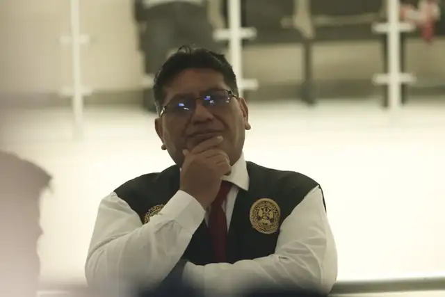 Policias esperan al final de la sentencia contra Martín Vizcarra | Foto: LR. Policias esperan al final de la sentencia contra Martín Vizcarra | Foto: LR.