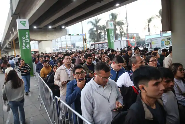Colas interminables para abordar la Línea 1 en hora pico. Foto: Carlos Félix LR Colas interminables para abordar la Línea 1 en hora pico. Foto: Carlos Félix LR