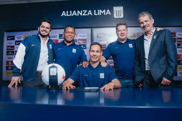 Renzo Garcés renovó con Alianza Lima: Foto: Alianza Lima Renzo Garcés renovó con Alianza Lima: Foto: Alianza Lima