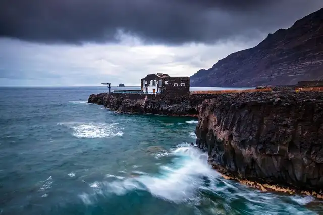 El hotel más pequeño del mundo se encuentra en la isla de El Hierro, ubicada en el archipiélago de Canarias, en el pueblo pesquero de Las Puntas. Foto: difusión El hotel más pequeño del mundo se encuentra en la isla de El Hierro, ubicada en el archipiélago de Canarias, en el pueblo pesquero de Las Puntas. Foto: difusión