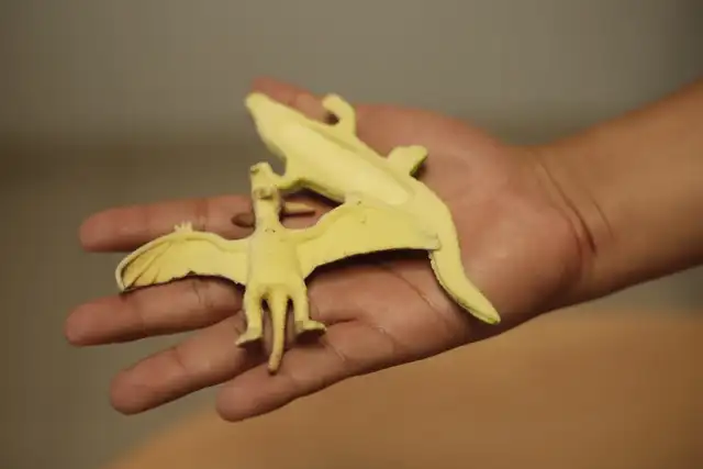 Pintura desprendida en juguetes de dinosaurios. Foto: Sebastián Blanco Pintura desprendida en juguetes de dinosaurios. Foto: Sebastián Blanco