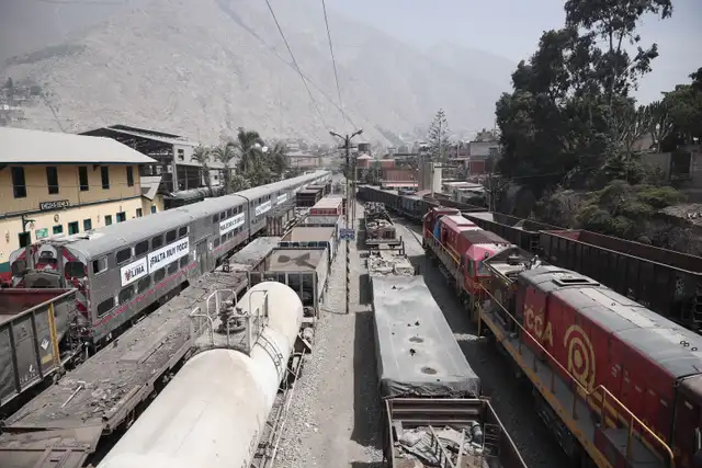 Trenes permanecían varados en el Parque de la Muralla. Foto: Sebastián Blanco / La República   