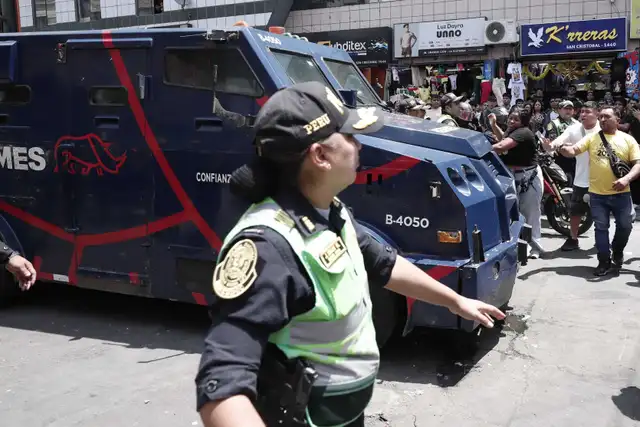  Policía tuvo que escoltar al chofer en el vehículo ante la indignacion de los vecinos. Foto: Sebastián Blanco Salazar   