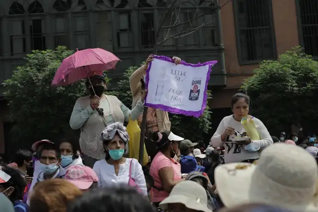 Organizaciones plantean consumir leche producida por la ganadería nacional. Foto: Gerardo Marín / La República   