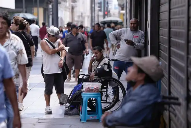 Los trabajadores informales que venden productos en las calles quedan expuestos al sol. Foto: John Reyes / La República.   
