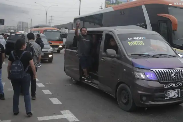  Colectiveros aprovecharon para cobrar de S/6 a S/8 por trasladar a los pasajeros desde Pro hasta Acho. Foto: Marco Cotrina / La República.   