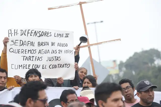 Los vecinos de SJM exigieron a Sedapal tarifas más ''justas''. Foto: Carlos Felix / La República.   
