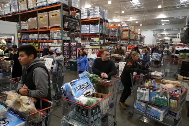 Supermercados repletos y largas colas de personas que buscan abastecerse de víveres. Foto: Getty Images    