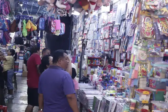 Los padres de familia compran los cuadernos y demás útiles escolares en Mesa Redonda. Foto: LR/ Sebastián Blanco Salazar