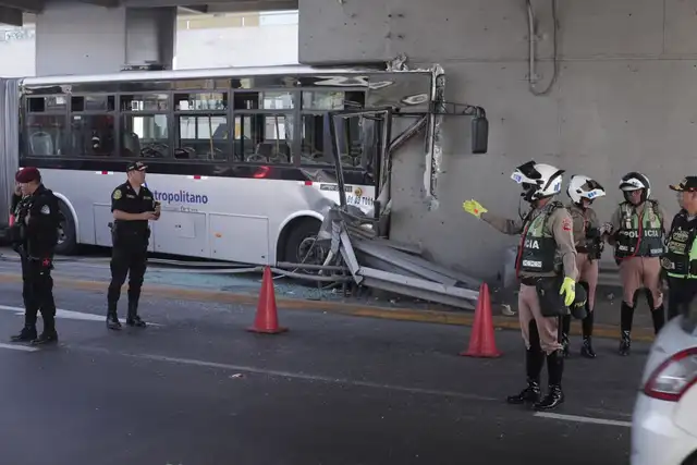 El Metropolitano terminó atascada en una de las columnas de la vía Expresa. Foto: Marco Cotrina/LR El Metropolitano terminó atascada en una de las columnas de la vía Expresa. Foto: Marco Cotrina/LR