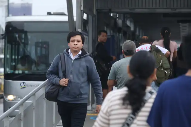  Cada mañana, Ze Carlos se despierta con tres horas de anticipación para intentar llegar a tiempo al trabajo. Foto: Carlos Félix / La República.   