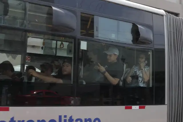 Estructuras que funcionan como sistema de ventilación en el Metropolitano. Foto: Marco Cotrina.   