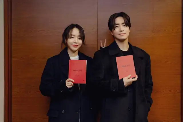  Shin Hye Sun y Lee Joon Hyuk en lectura del guion de 'El arte de Sarah'. Foto. Netflix   