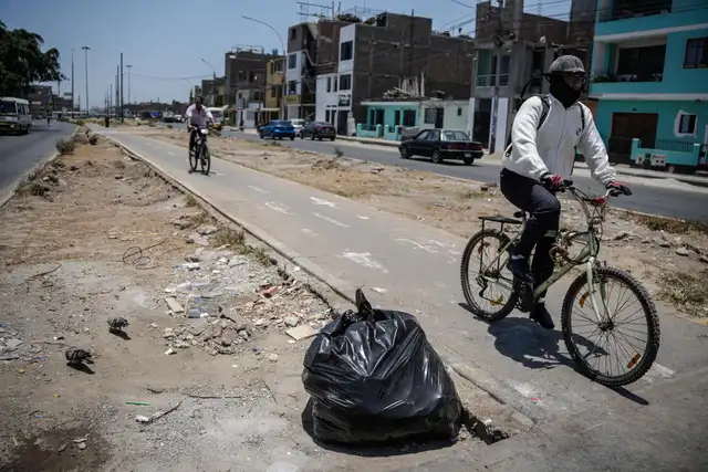  Los vecinos de Lima Norte y Lima Sur son los más insatisfechos con sus espacios verdes de uso público, como lo evidencian los ciclistas en San Martín de Porres. Foto: John Reyes / La República.   
