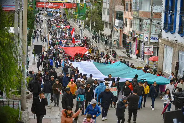 Los manifestantes se detuvieron en el puente Centenario para reunirse con otros grupos de la movilización. Foto: Rony Vejarano/FB Los manifestantes se detuvieron en el puente Centenario para reunirse con otros grupos de la movilización. Foto: Rony Vejarano/FB