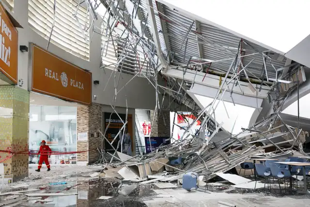 El colapso del techo dejó 6 fallecidos y 84 heridos, según Indeci. Foto: Difusión   