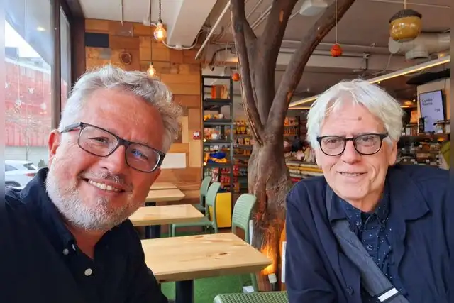  Con el poeta peruano Mario Montalbetti en 2025. Comparten el gusto por la poesía y el ensayo. Foto: Archivo LV.    