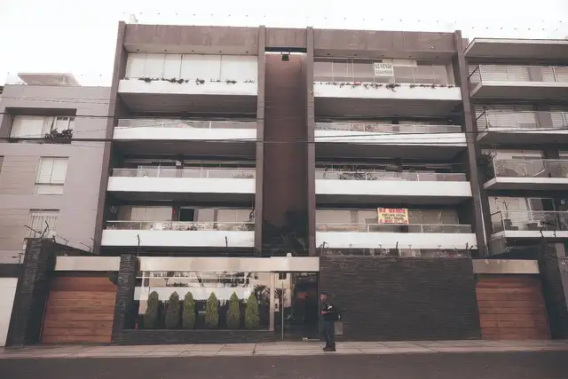 Inmueble. Con parte del dinero, Figari compró un departamento en este edificio de Surco. Foto: difusión   