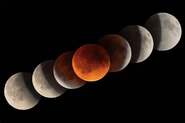 La Luna aparecerá enrojecida durante el eclipse cuando la luz del sol se filtre por la atmósfera terrestre. La Luna aparecerá enrojecida durante el eclipse cuando la luz del sol se filtre por la atmósfera terrestre.