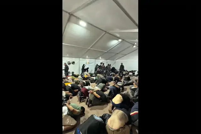 Un video del ministro de Seguridad Nacional, Itamar Ben Gvir, que muestra a activistas arrodillados y esposados, genera críticas dentro y fuera de Israel Un video del ministro de Seguridad Nacional, Itamar Ben Gvir, que muestra a activistas arrodillados y esposados, genera críticas dentro y fuera de Israel