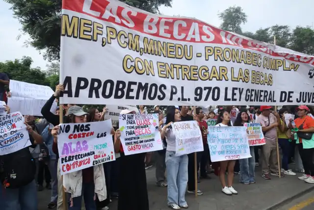 Cientos de estudiantes del programa Beca 18 protestan en las calles del centro de Lima y exigen respeto a sus derechos ante posible recorte presupuestal
