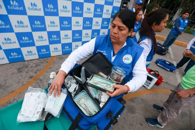 El Seguro Social de Salud (EsSalud) dispuso el envío de cerca de 20 profesionales a la región para reforzar la atención médica en las zonas impactadas y garantizar asistencia a afectados. El Seguro Social de Salud (EsSalud) dispuso el envío de cerca de 20 profesionales a la región para reforzar la atención médica en las zonas impactadas y garantizar asistencia a afectados.