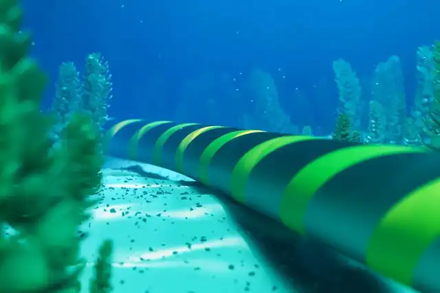 En términos técnicos, un cable submarino como este es mucho más que un tubo sellado. Foto: National Geographic