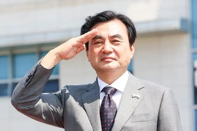 El ministro de Defensa de Corea, Ahn Gyu-back, fue invitado a la parada militar del 29 de julio, pero no llegó por la cancelación de la firma del contrato.