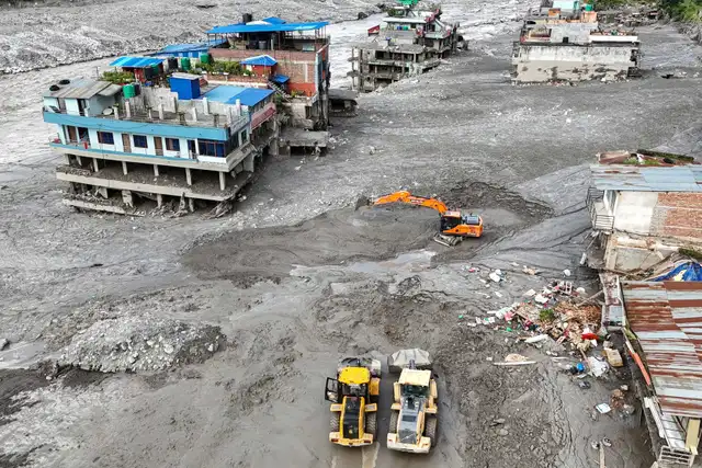 Viviendas bajo el lodo y otras en escombros tras la riada en Nepal Viviendas bajo el lodo y otras en escombros tras la riada en Nepal
