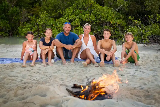La familia está conformada por los padres, Bryan y Sarah Baeumler, y sus cuatro hijos, Quintyn, Charlotte, Lincoln y Josephine. Foto: HGTV La familia está conformada por los padres, Bryan y Sarah Baeumler, y sus cuatro hijos, Quintyn, Charlotte, Lincoln y Josephine. Foto: HGTV