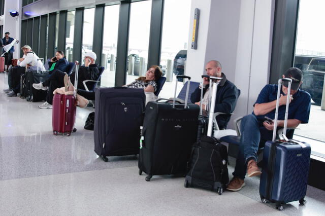 Passengers face delays at Newark Airport as a fourth system outage in two weeks sparks FAA investigations and growing concerns over aviation infrastructure. Photo: AFP Passengers face delays at Newark Airport as a fourth system outage in two weeks sparks FAA investigations and growing concerns over aviation infrastructure. Photo: AFP