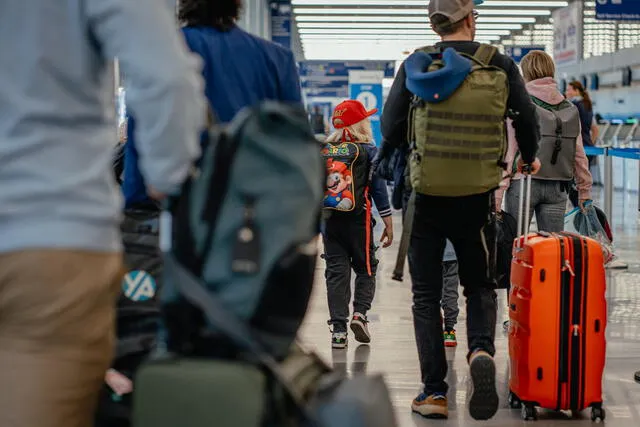  Passengers prepare for Memorial Day 2025 travel rush at Miami International Airport, with experts recommending early arrival and careful planning. Photo: New York Times    