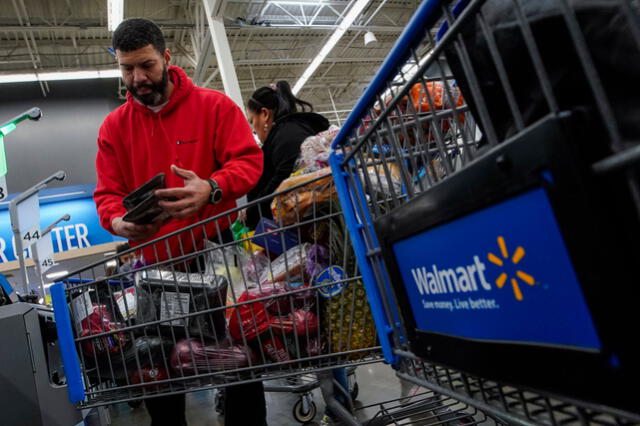  Walmart customers express frustration over the newly implemented cart fee, sparking widespread debate on its impact on shopping costs and accessibility. Photo: X    
