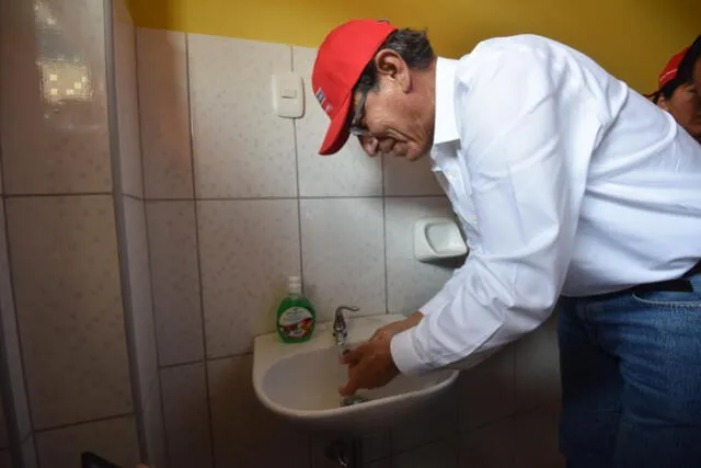 Vizcarra enseña a lavarse las manos