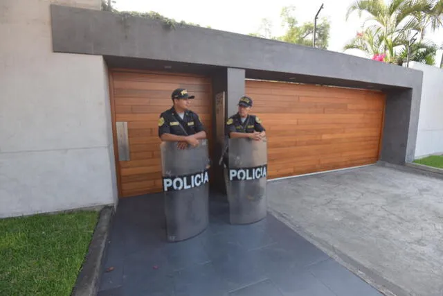 Policías en los exteriores de la casa de Nemesio Guizado Salinas, en La Molina. Foto: Melissa Merino / URPI -GLR.