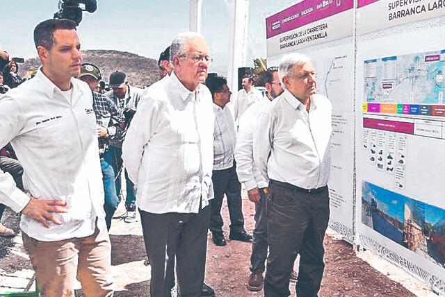 AMLO y el gobernador de Oxaca, Alejandro Murat Hinojosa visitaron el tramo carretero Mitla-Tehuantepec II en Oaxaca. (Foto: 24 horas)