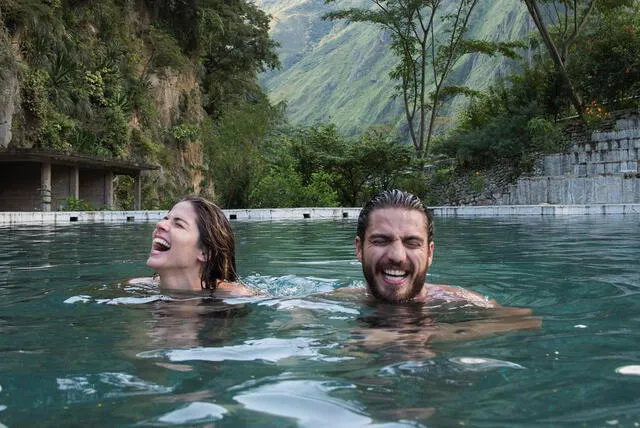 Stephanie Cayo y Maxi Iglesias en los Baños termales de Aguas Calientes en Cusco para "Hasta que nos volvamos a encontrar" de Netflix. Foto: Instagram/@unlunar