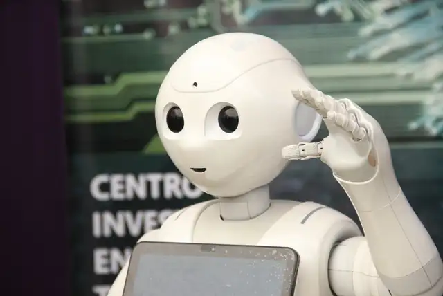 PABLO BOT. Robot humanoide llamó la atención de los asistentes a feria.